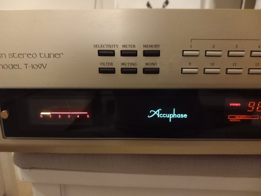 Accuphase T-109V FM Stereo Tuner