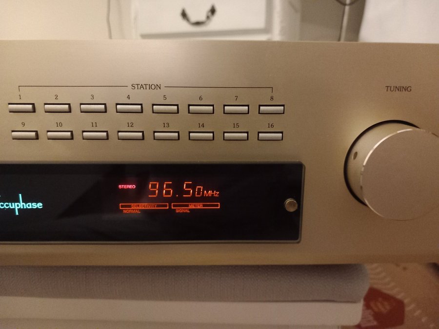 Accuphase T-109V FM Stereo Tuner