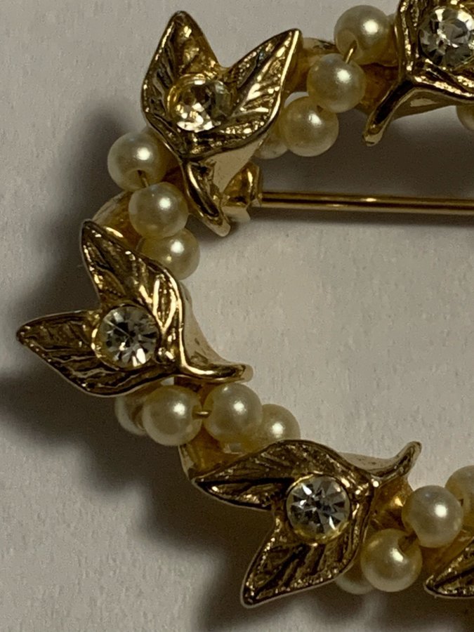 Golden brooch med faux pearls and crystals. 4x3cm