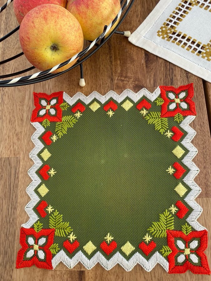 Broderade dukar, löpare, hardanger, adventstämning, jul