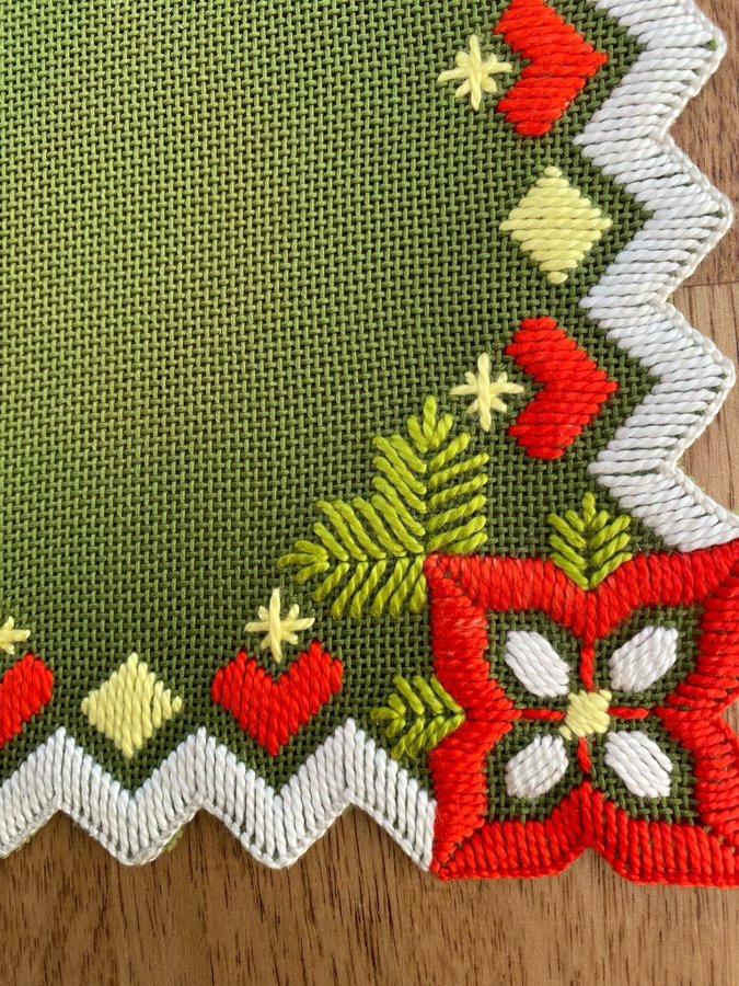 Broderade dukar, löpare, hardanger, adventstämning, jul