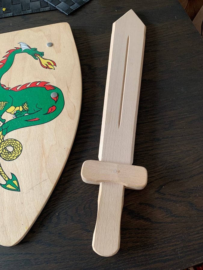 Leksak Toy Svärd och sköld sword shield trä wood dragon