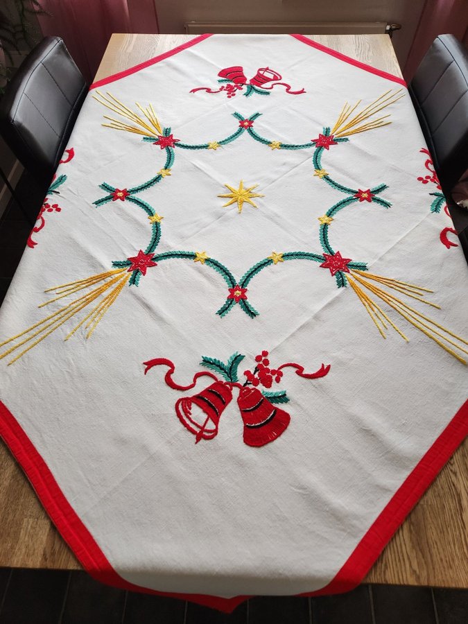 Äldre handbroderad jul-duk. Stl 132×127cm. Linne? Fint skick.