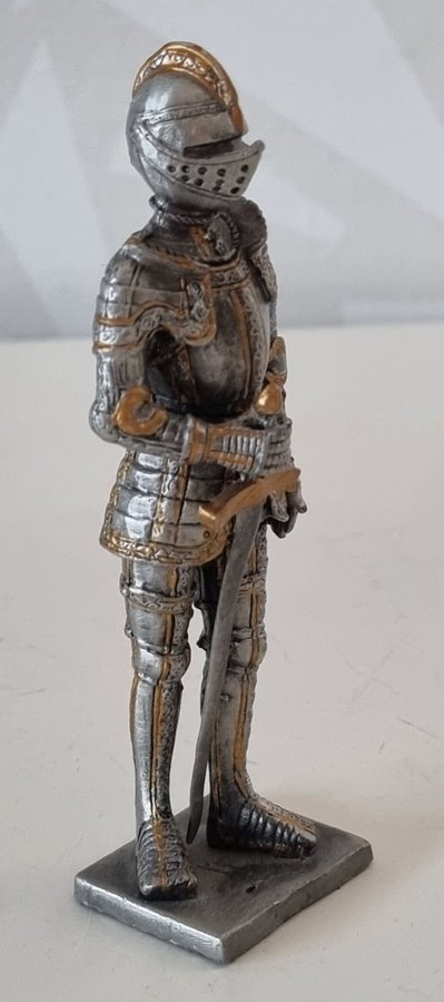 Skulptur/samlarfigur av Gabriella Veronese 1500-tals brittisk riddare - 10.5 cm