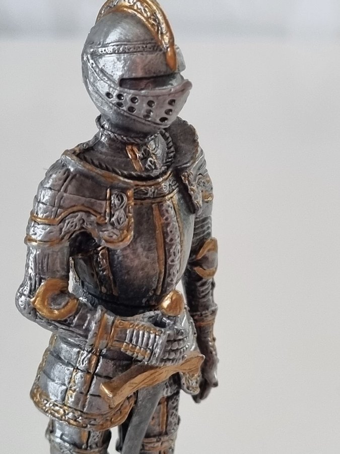 Skulptur/samlarfigur av Gabriella Veronese 1500-tals brittisk riddare - 10.5 cm