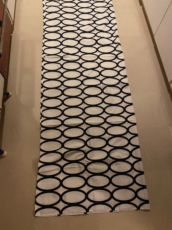 IKEA Gardinlängd. 140x235 cm Vit-svart. Cirklar. Sy en jacka.