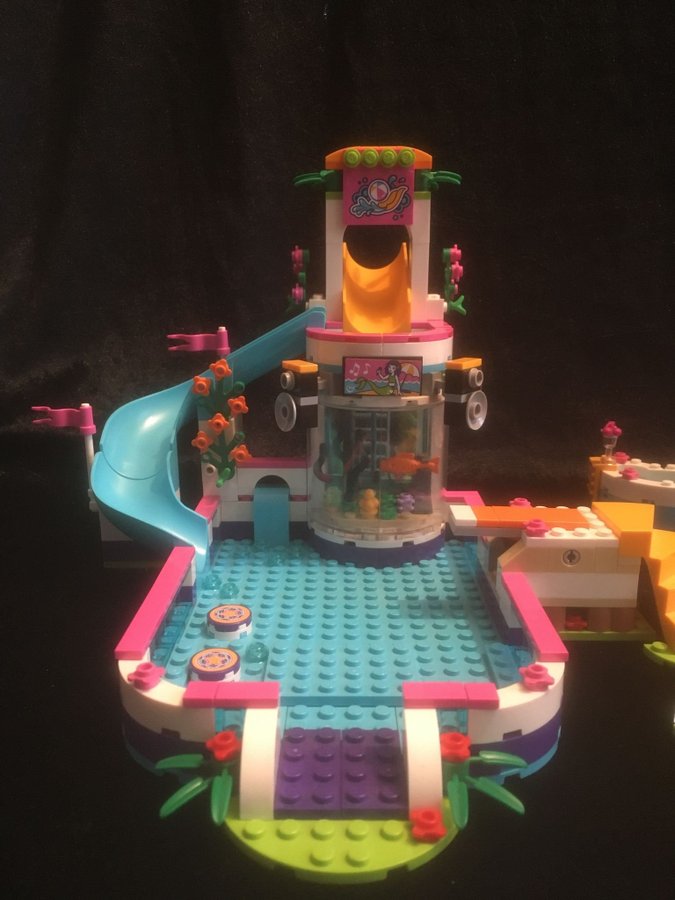 LEGO® Friends | Heartlakes sommarpool | 41313