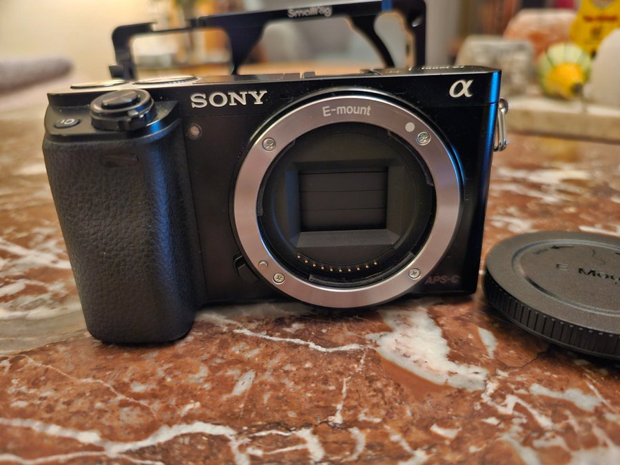 Sony A6000 Kamera med Kit Lens, Cage, Väska och Bärrem