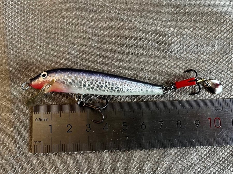 Fin ädelfisk/abborre wobbler 5 gr / 5 cm + locksked nya Owner krok