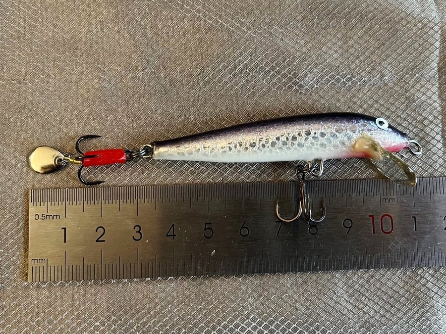 Fin ädelfisk/abborre wobbler 5 gr / 5 cm + locksked nya Owner krok