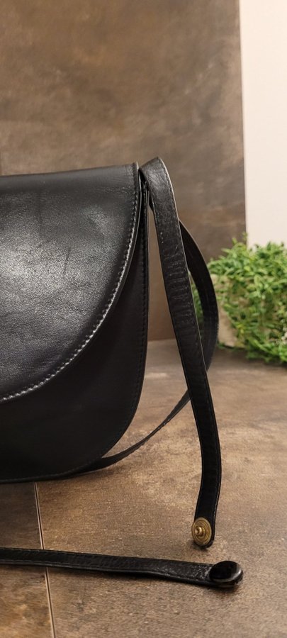 KVALITATIV SKINNVÄSKA I ÄKTA SKINN LÄDER CROSSBODY FINT SKICK TREND VÄSKA