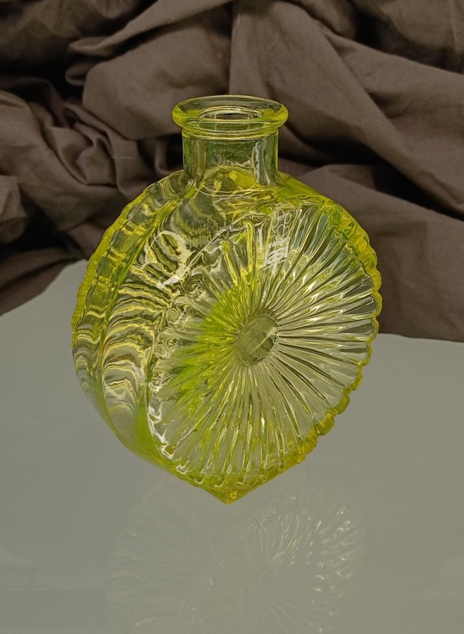 1/4 sun bottle , riihimäen lasi , uranium glass