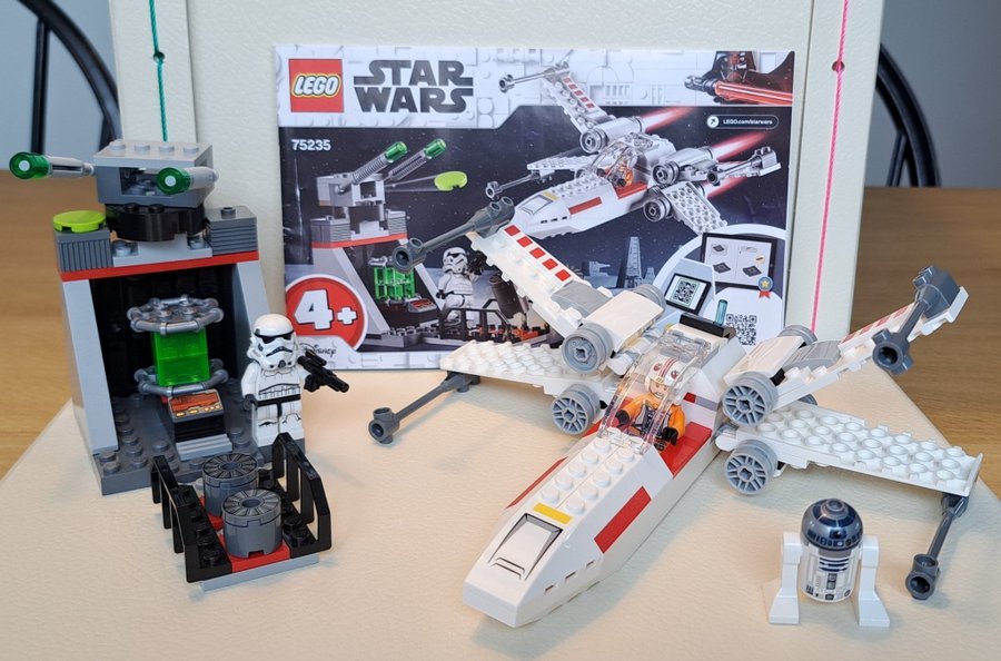 LEGO Star Wars – X-Wing Starfighter Trench Run 75235