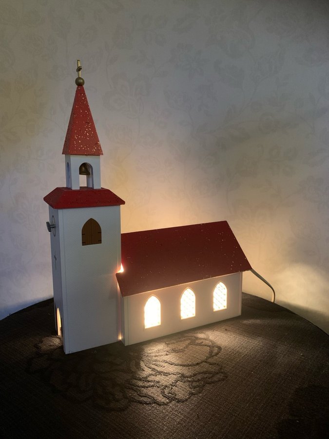 Julkyrka med spelverk och elektrisk belysning