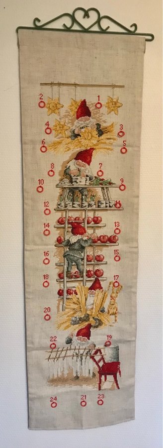 Färdigbroderad julkalender/adventskalender med tomtar från CEWEC