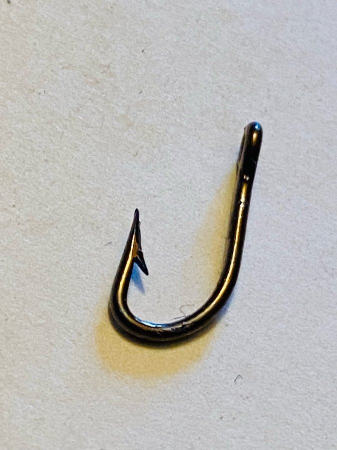 MUSTAD nr11. Qual 3472. Extra starka små krokar. Brons. 100st i sin original ask