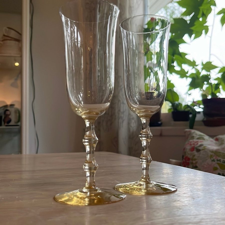 2 fina champagneglas - SALUT - från ORREFORS design Simon Gate