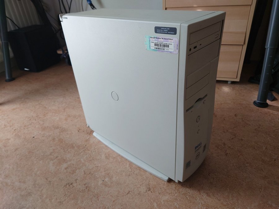 Kraftig speldator från år 2000! Dell Dimension 4100 med 1 Ghz CPU!