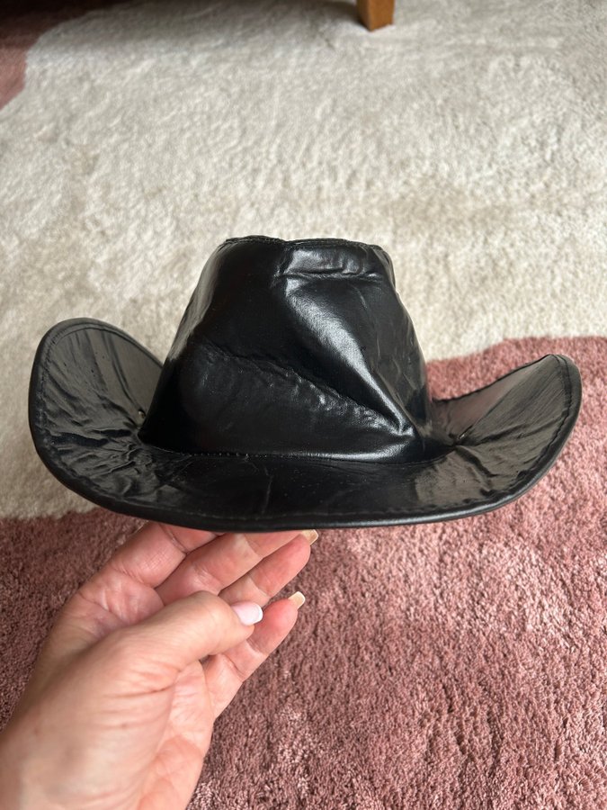 Svart hatt typ cowboyhatt