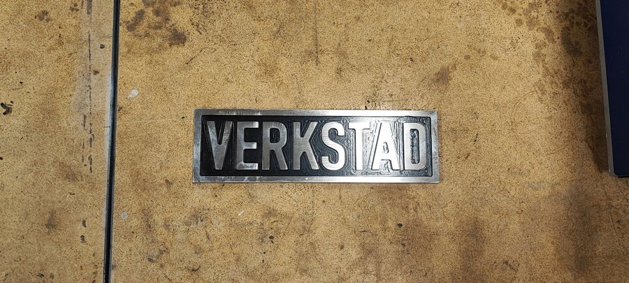 Retro skylt i aluminium "VERKSTAD" Svart