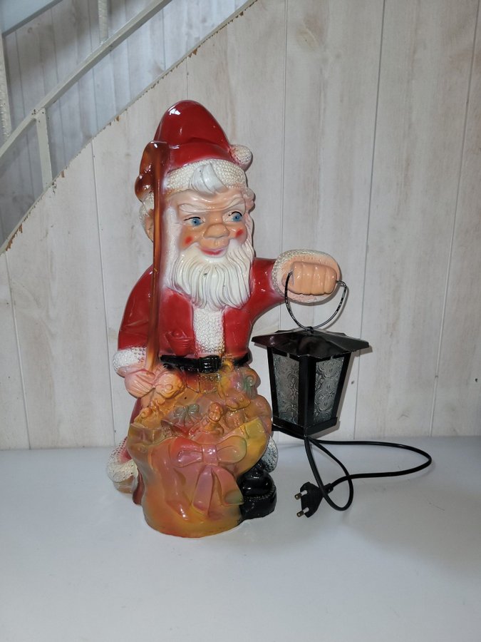 Äldre tomte med lykta lampa