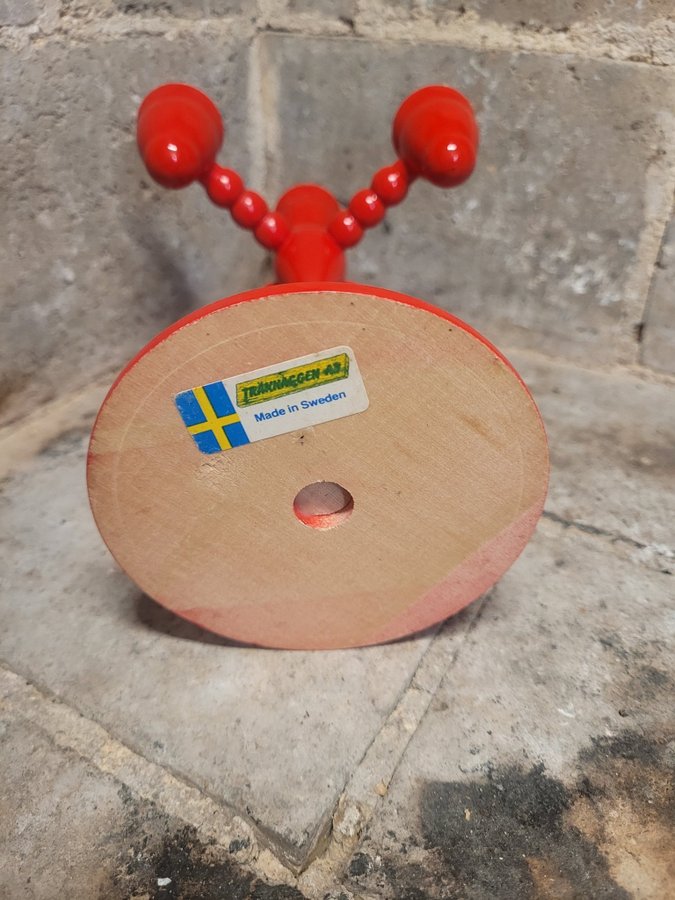 Röd trä ljusstake / femarmad / Träknaggen