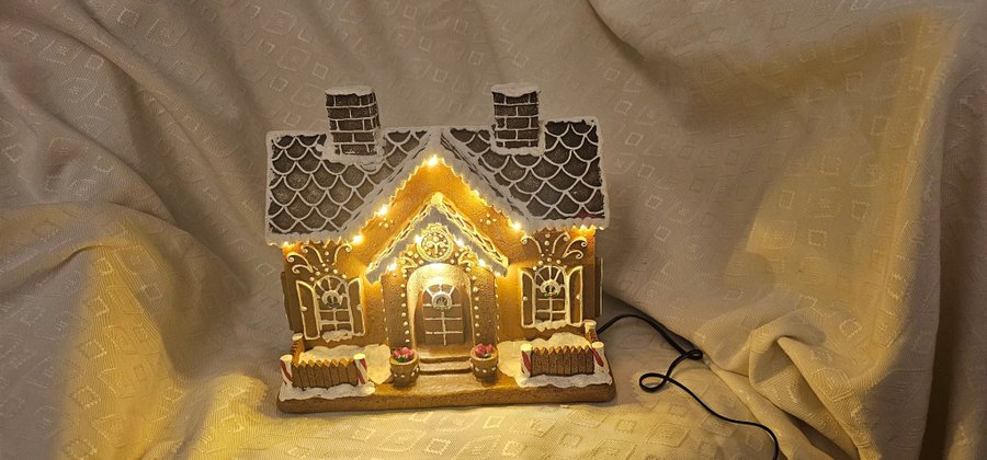 Ljuslykta Pepparkakshus julby med elbelysning