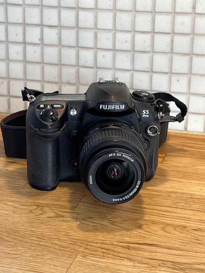 Fujifilm FinePix S5 Pro med Nikon AF-S DX Nikkor 18-55mm