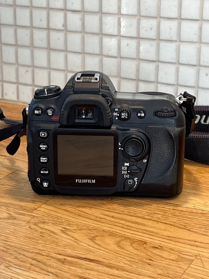 Fujifilm FinePix S5 Pro med Nikon AF-S DX Nikkor 18-55mm