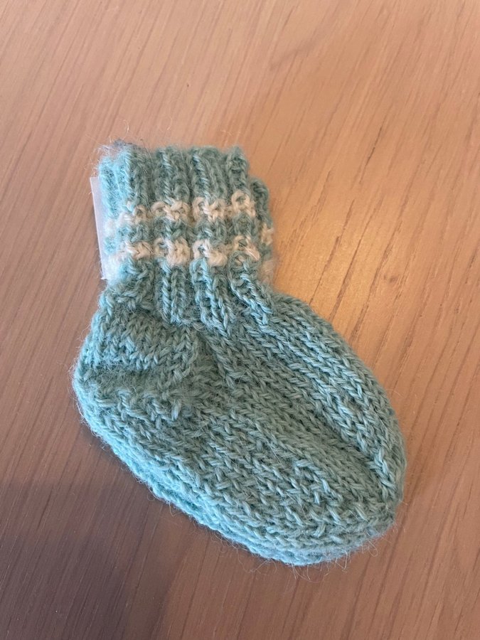 Handstickad Mössa och Sockor - Nya och Oanvända