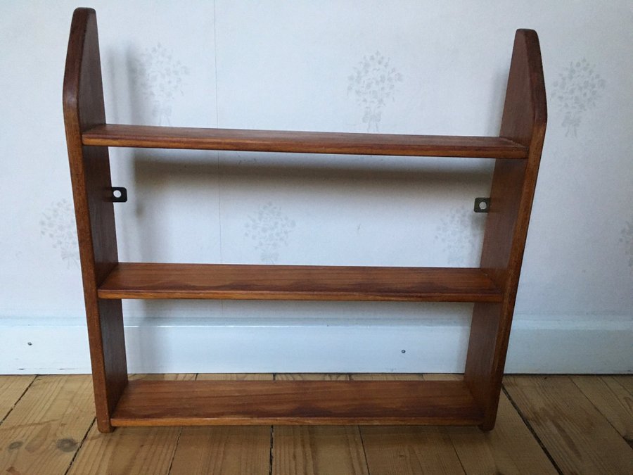 Krydhylla i teak Gott vintage skick Svensk  H:33cm B:33cm D: 58cm