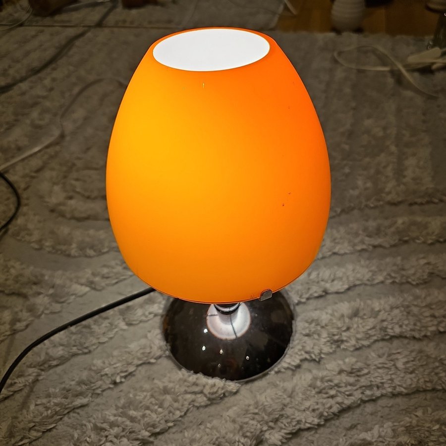 Bordslampa metall orange glaskopp retrostil IKEA