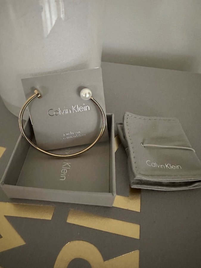 CALVIN KLEIN bangle/armring i stål med guldplätering och pärla