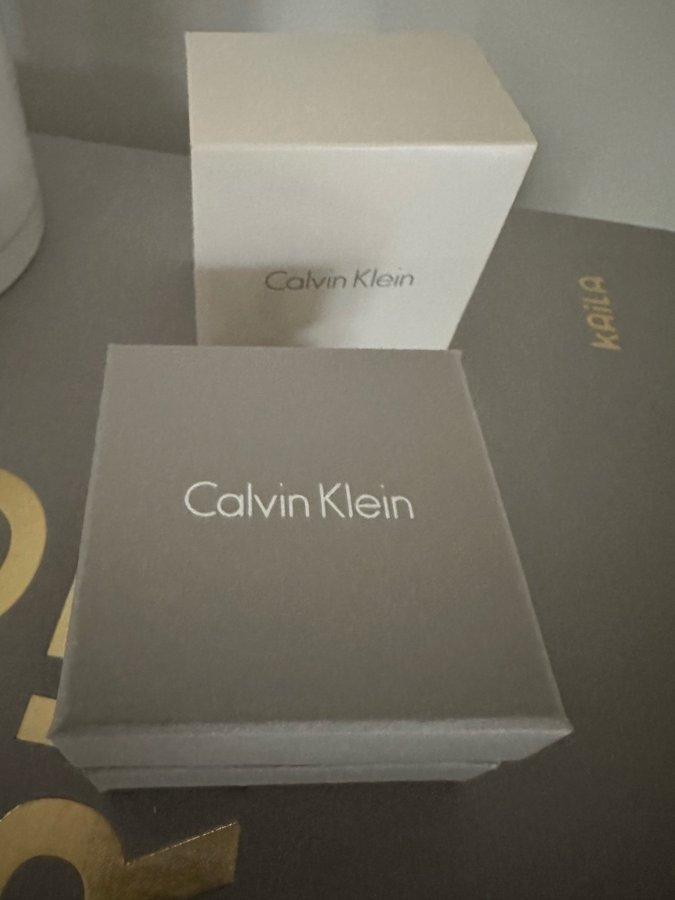 CALVIN KLEIN bangle/armring i stål med guldplätering och pärla