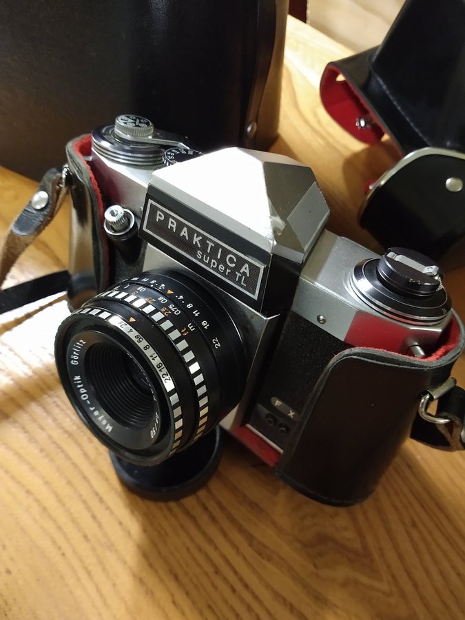 Praktica Super TL kamera med objektiv