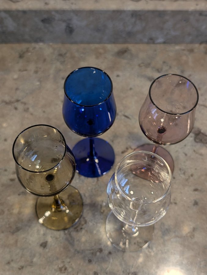 4 st retro likörglas på fot av Gunnar Ander för Lindshammars glasbruk