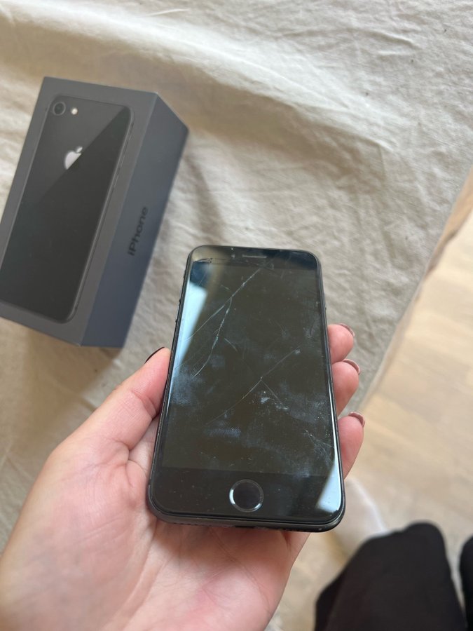 iPhone 8 64 GB, sprucken skärm