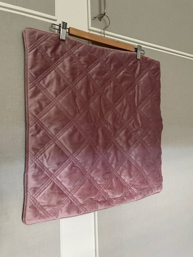 Nya! 2 st quiltade rosa kuddfodral 50 x 50 från Mio