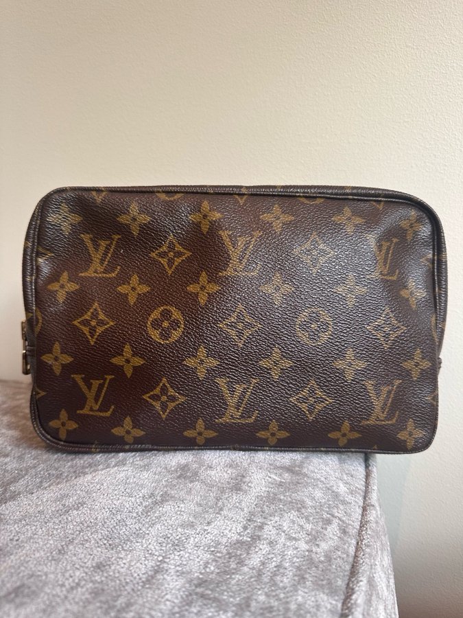 LV Trousse Toilette 23