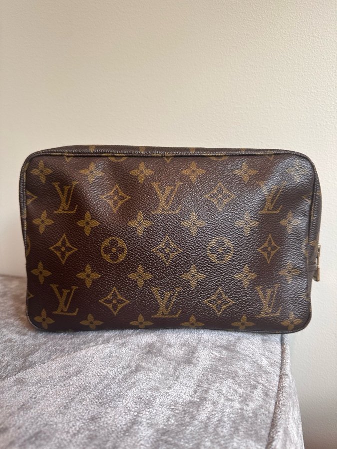 LV Trousse Toilette 23