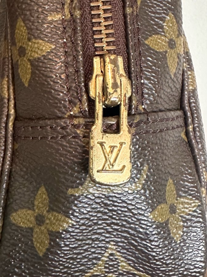 LV Trousse Toilette 23