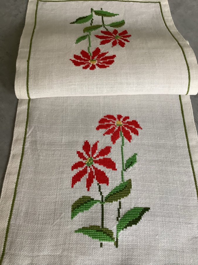 Löpare till Jul ** Handbroderier på ljus linneväv ** Julstjärnor **69 x 25 cm