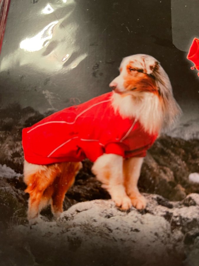 NY Hurtta röd jacka tag liten hund skydd jakt vattentät fleece ord pris 650 kr