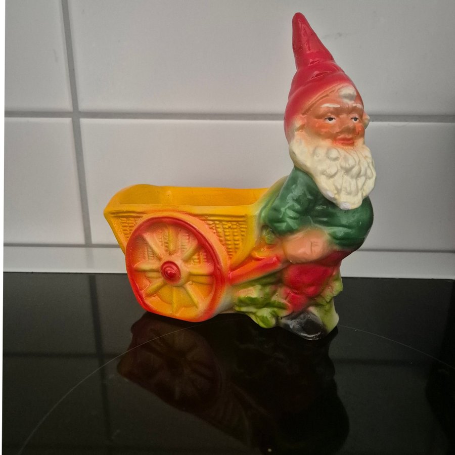 Tomte med kärra skulptur