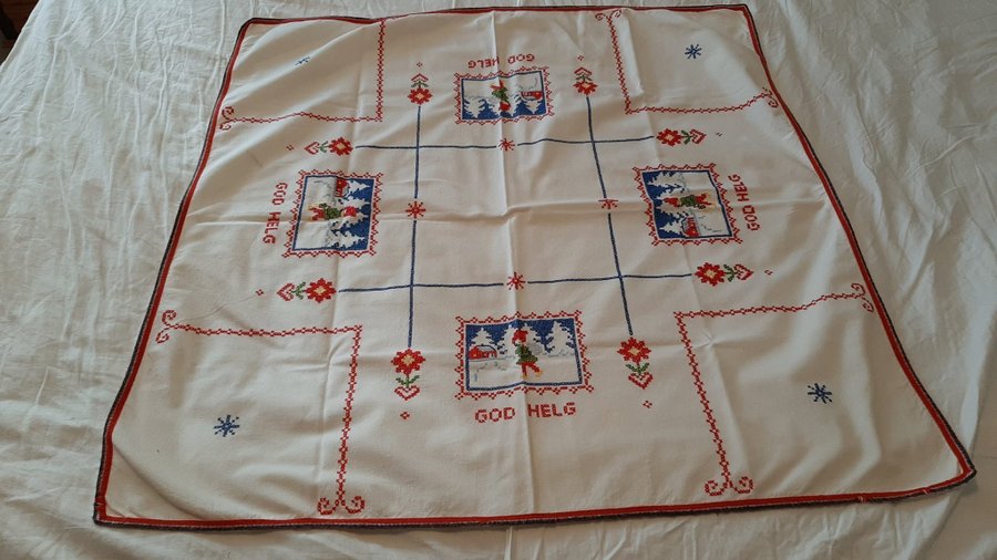 FIN HANDBRODERAD VÄLBRODERAD JULDUK LINNE RETRO 85 X 83 CM I FINT SKICK