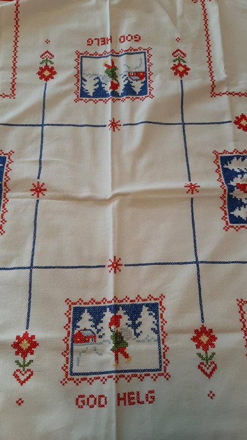 FIN HANDBRODERAD VÄLBRODERAD JULDUK LINNE RETRO 85 X 83 CM I FINT SKICK