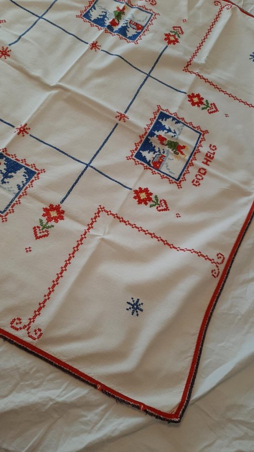 FIN HANDBRODERAD VÄLBRODERAD JULDUK LINNE RETRO 85 X 83 CM I FINT SKICK