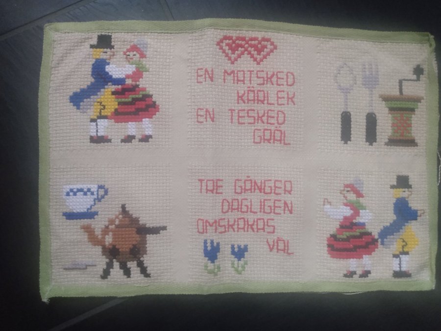 Broderad väggbonad