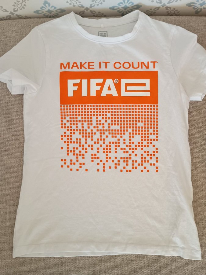 FIFA vit T-shirt storlek 134-140 9-10 år