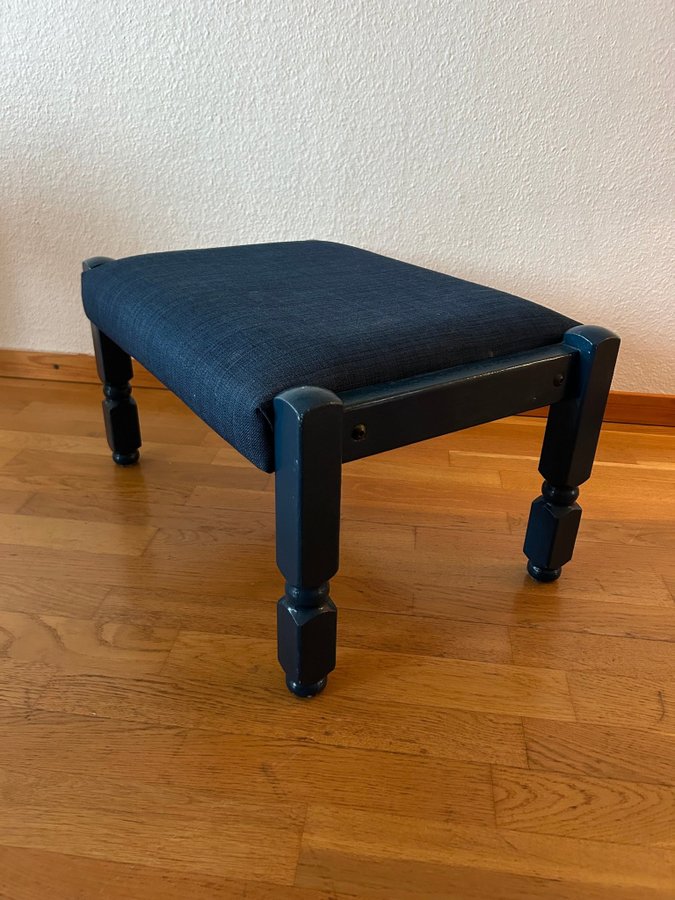 Blå Fotpall - sittpall i trä med klädd sits i ull, 70tal, retro